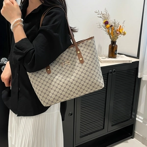 Sac fourre-tout beige chic avec imprimé chaînes géométriques et nœud doré
