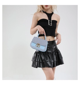 Détail du sac carré en cuir bleu et maille grise avec fermoir rotatif CD doré