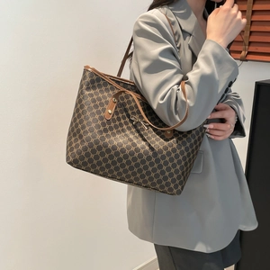 Grand sac cabas tendance 2025 avec motif vintage et fines lanières en cuir