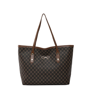 Grand sac cabas marron élégant avec motif classique et nœud doré décoratif