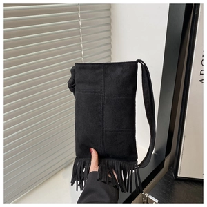 Mini bolso bandolera negro bohemio de ante con flecos largos y costuras decorativas
