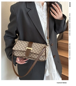 Détail du sac baguette monogramme vintage avec boucle H dorée sur bandoulière en cuir