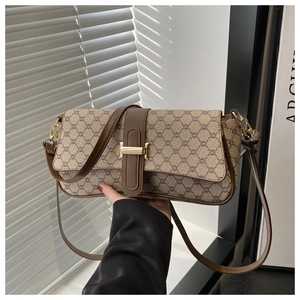 Détail du sac baguette en toile monogramme marron avec boucle H dorée et garniture
