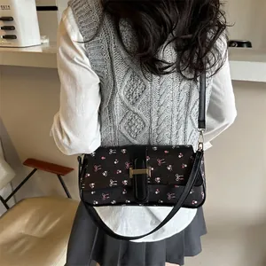 Sac baguette femme imprimé floral en cuir noir avec boucle argentée élégante