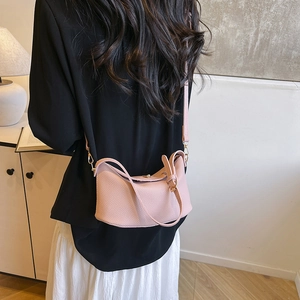 Schicke rosa Beuteltasche mit Litschi-Maserung, verstellbarem Gurt und Gold-Hardware