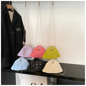 Dettaglio di borse creative a forma di giacca in vari colori con tracolle in metallo argento