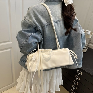 Sac sous l'aisselle rectangulaire blanc crème avec nœud en dentelle et ruban à l'épaule