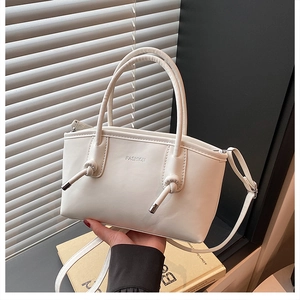 Détail du sac à main en cuir PU blanc mat avec logo FASHION et nœuds décoratifs