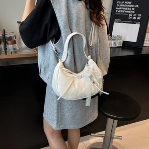 Französische weiße Halbmond-Handtasche mit Schleife und Perlen-Spitzenverzierung