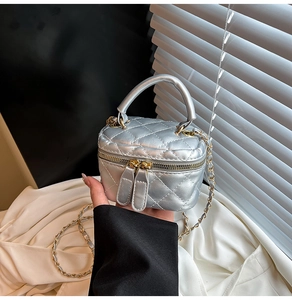 Dettaglio mini borsa vanity argento trapuntata con tracolla a catena e zip doppia