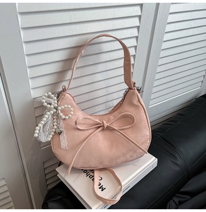 Sac demi-lune rose avec nœud doux et breloques en perles et dentelle au design élégant