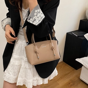 Sac à main chic en cuir beige carré avec poignée à nœud et imprimé FASHION blanc