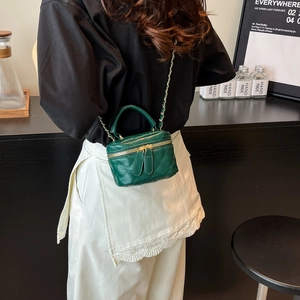 Mini borsa a scatola verde trapuntata stile francese con catena dorata e manico superiore