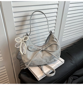 Sac croissant en velours argenté élégant avec un charme de perle et détails en dentelle