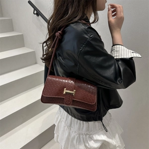 Elegante bolso de hombro marrón en piel texturizada con cierre metálico elegante para mujer.