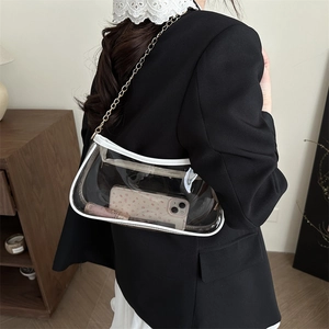 Borsa a spalla trasparente in PVC con bordo bianco e catena dorata indossata