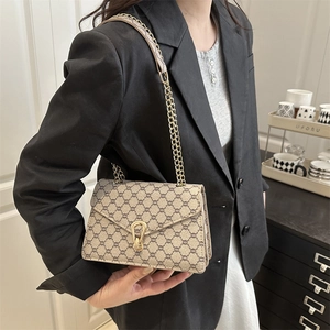 Sac bandoulière vintage minimaliste à monogramme avec chaîne et boucle en métal