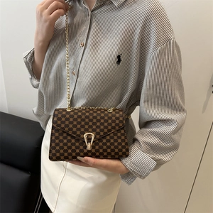 Sac bandoulière rétro marron avec motif géométrique et boucle fer à cheval dorée