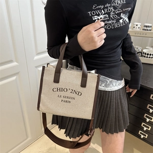 Grand sac cabas en toile beige avec bordure en cuir marron et bandoulière pour le travail