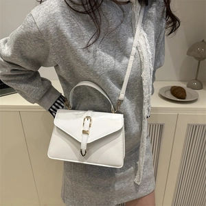 Sac à main carré blanc élégant avec boucle dorée et bandoulière pour femmes