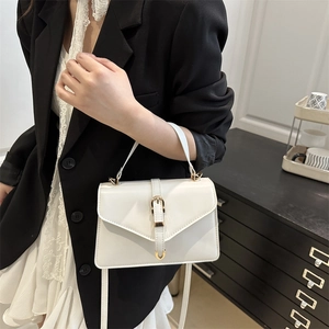 Sac à bandoulière en cuir blanc avec boucle en métal doré et poignée supérieure