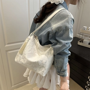 Sac fourre-tout en dentelle blanche avec broderie papillon et franges à glands