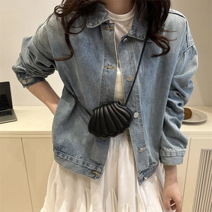 Fashionable black shell-shaped mini crossbody bag with chain strap for women