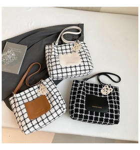 Vista dettagliata delle borse tote in tweed in tre colori con tasche in pelle e gatti
