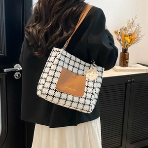 Borsa tote alla moda in tweed bianco e nero con tasca in PU e ciondolo a gatto