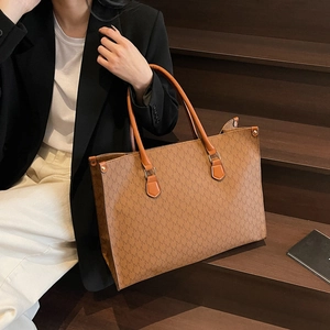 Sac fourre-tout marron à monogramme avec anses en cuir et design spacieux pour femme