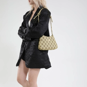 Sac baguette beige chic avec monogramme au style hobo vintage et bandoulière à nœuds