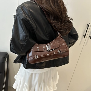 Dunkelbraune Retro-Achseltasche mit silbernen Ösenriemen und Y2K-Punk-Stil Design