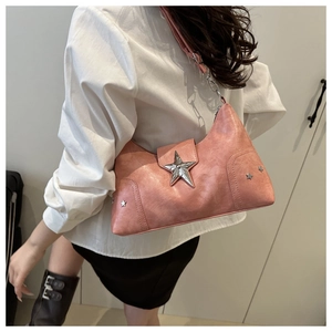 Dettaglio della borsa sottobraccio rosa stile Y2K con grande fibbia metallica a stella