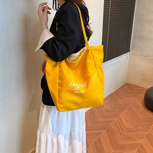 Grand sac fourre-tout minimaliste en nylon jaune pour femme avec imprimé lettres blanches