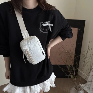Sac bandoulière minimaliste en nylon beige pour femme avec texture plissée et style sportif