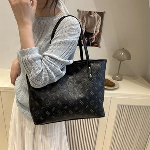 Grand sac cabas noir en cuir avec motifs d'ours et lettres pour femmes porté à l'épaule