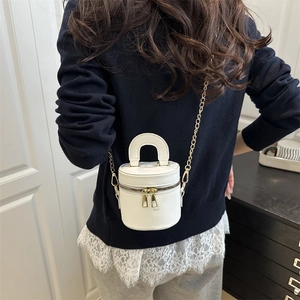 Sac seau cylindrique blanc chic avec chaîne dorée et double fermeture éclair