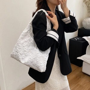 Elegante borsa tote in tela bianca con ricamo farfalla e trama 3D in rilievo da donna