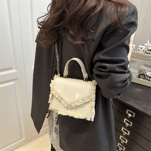 Petit sac à main crème avec franges et chaîne dorée pour un porté épaule ou croisé