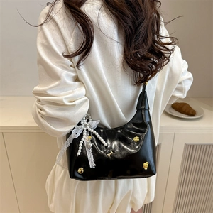 Sac hobo minimaliste en cuir verni noir avec breloques dorées et détails en perles