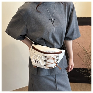 Détail du sac banane en nylon blanc avec cordon de serrage et sangle réglable