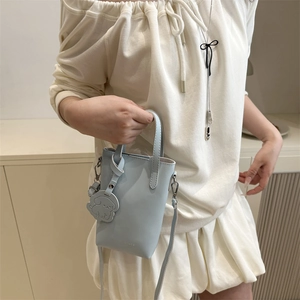 Borsa a mano minimalista in pelle azzurra con ciondolo a cane e logo MISS & LADY chic