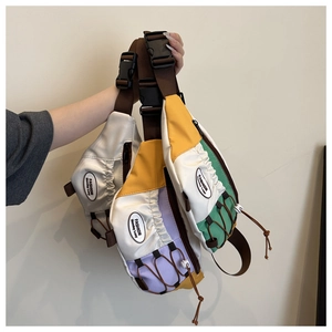 Détail de la bandoulière réglable et boucle rapide sur ces sacs bandoulière en nylon