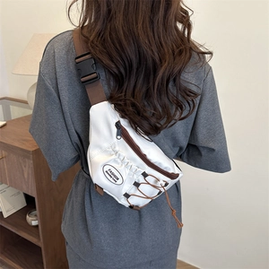Sac bandoulière Harajuku blanc avec sangle marron et détails de cordon