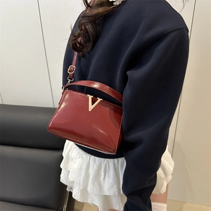 Borsa a mano chic in pelle verniciata rossa con hardware a V dorato per donne moda
