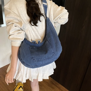 Sac à bandoulière rétro en denim bleu foncé avec grande poche et pompon