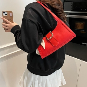 Sac à bandoulière rouge texture crocodile avec boucle dorée et foulard en soie blanc