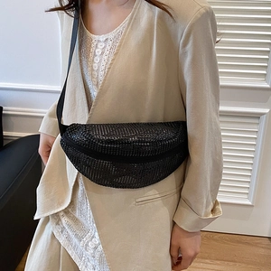 Elegante marsupio a mezzaluna nero con strass e tracolla regolabile per donna