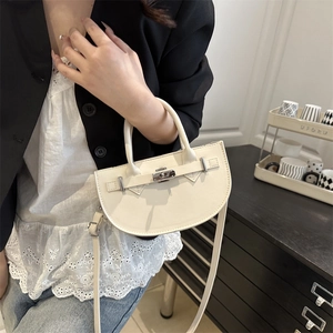 Elegante borsa a mano a mezzaluna bianco sporco con chiusura a scatto e tracolla sottile