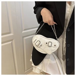 Détail du sac bandoulière blanc en similicuir en forme de cœur avec boucle et chaîne argentée